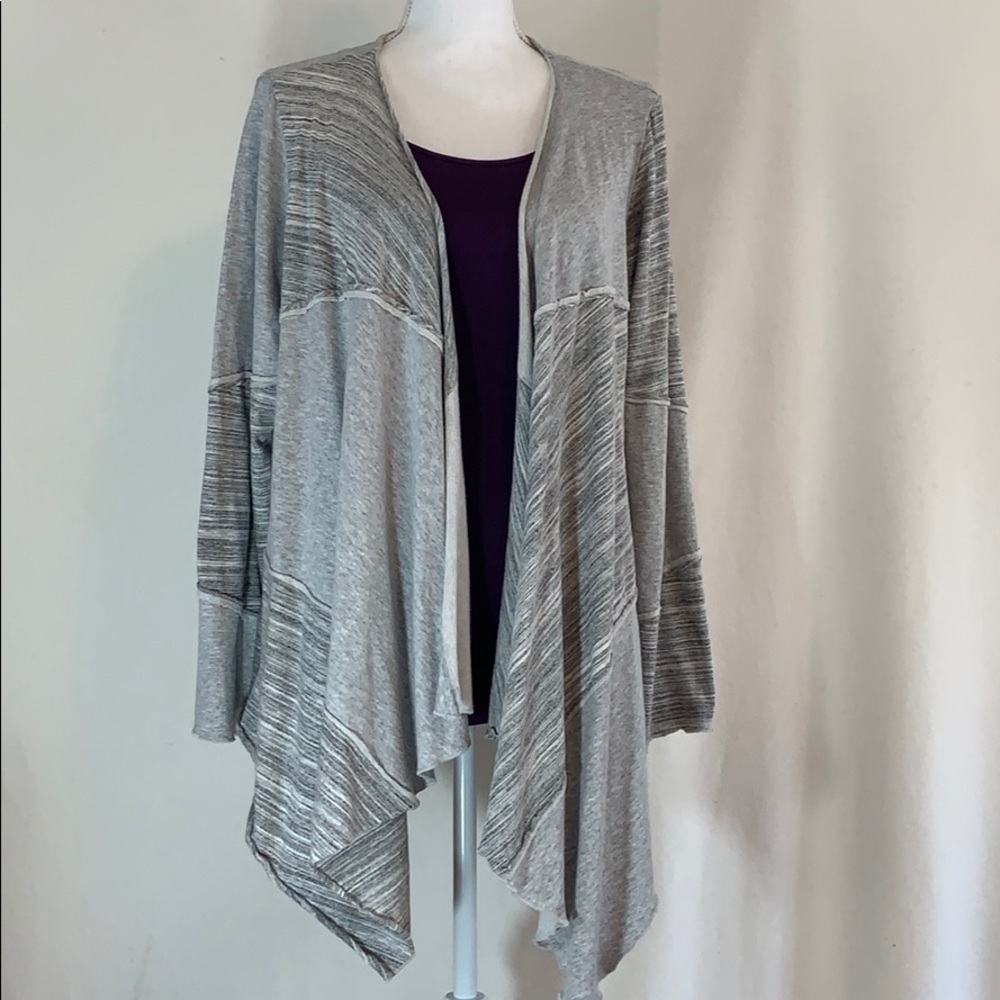 Adorable Lovapella Gray Saturday Sunday Wrap in L.